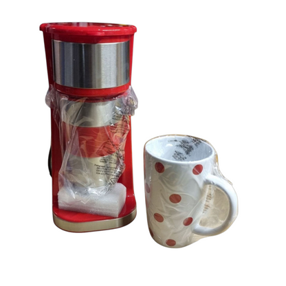 Kaffeegenuss in Rot – Einzelne Kaffeemaschine mit Tasse und Thermobecher