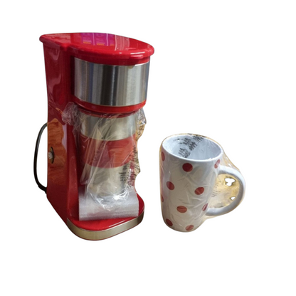 Kaffeegenuss in Rot – Einzelne Kaffeemaschine mit Tasse und Thermobecher